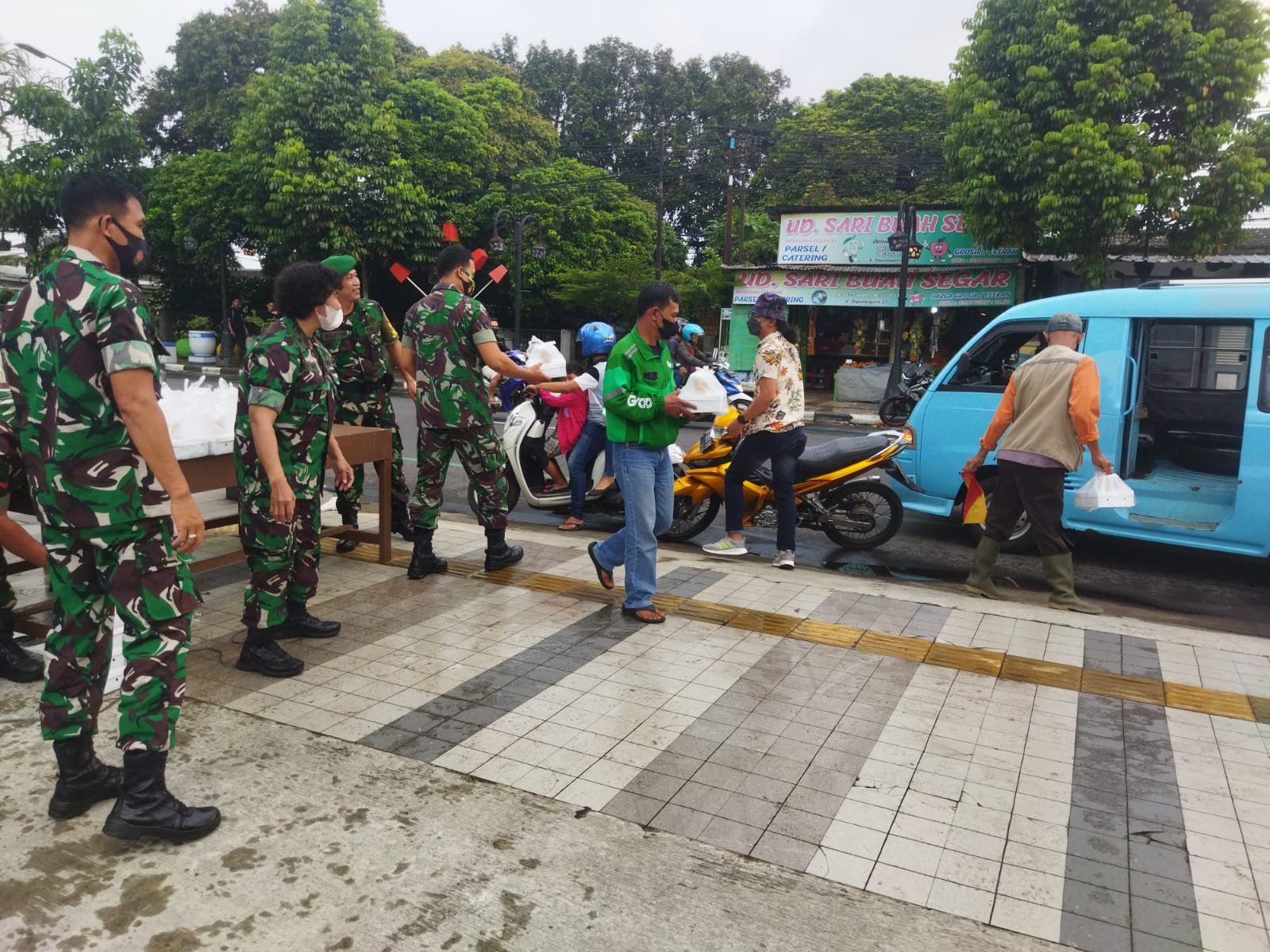 Prajurit Korem 073/Makutarama Berbagi Takjil Dengan Warga Kota Salatiga